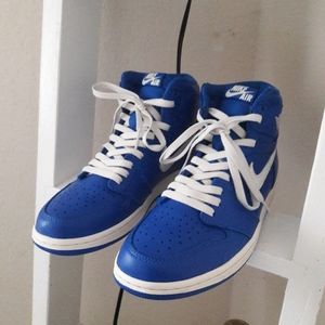 Air jordan 1s Hyper Royale retro